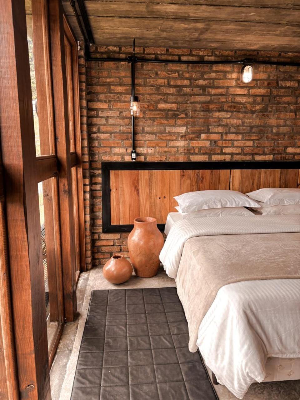 Suíte com Cama Queen-size e Vista da Piscina